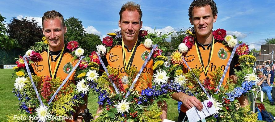 Trio Gert-Anne van der Bos wint feestelijke kaatspartij in Bolsward