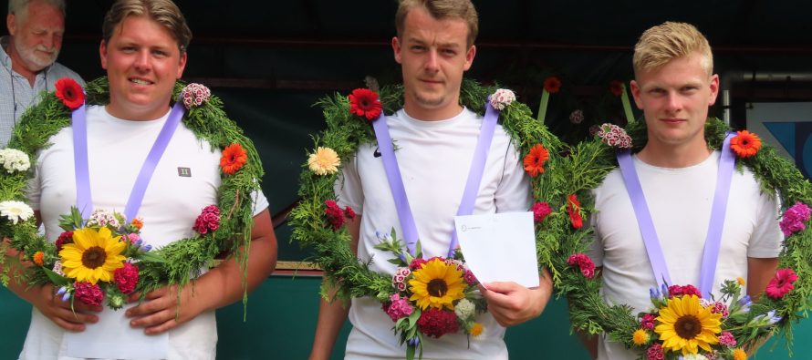 Trio Patrick van Dellen eerste in Minnertsga bij heren 2e klasse v.f.