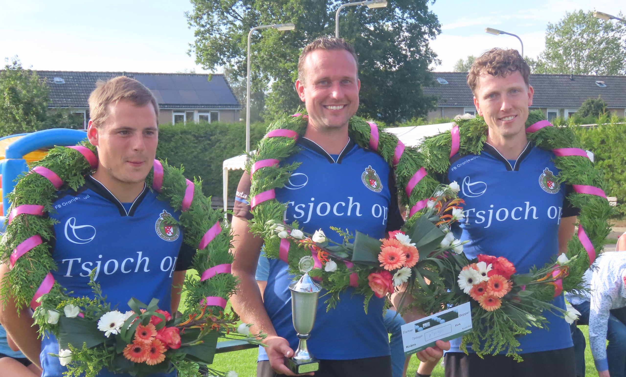 Koningsbeker voor Hendrik Jan van der Velde in Reduzum bij heren eerste