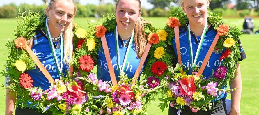 Kransen op zonovergoten “Skoalleseize” in Easterein bij kaatsvereniging “Easterein”voor Amarins, Jeska en Gerde