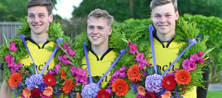 Johan, Marten en Jan Tymen in de kransen in Wommels