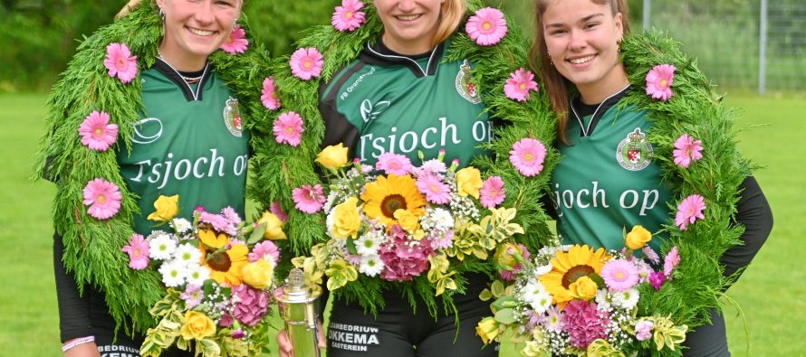 Jennie Terpstra Koningin tijdens herfstachtige Huizumer Cup Dag bij kaatsvereniging “Onderling Genoegen”.  