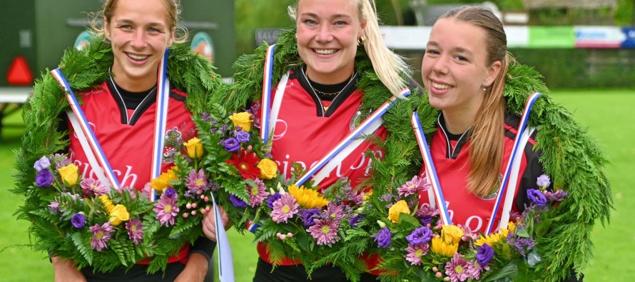 Kransen op stormachtig kaatsveld “It Bûtshûs” bij V.v.V. Sjirk de Wal voor Louise, Sjanet en Gerde