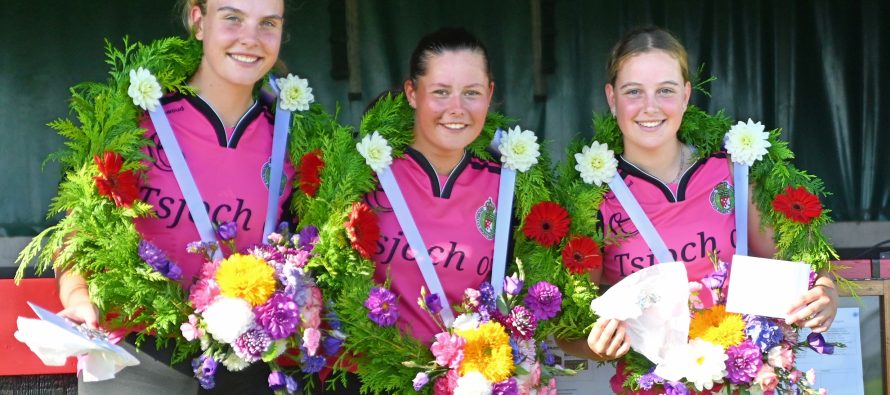 Britt, Jelly en Fiera na “Thriller finale” op kaatsveld “de Tsiene” bij kaatsvereniging Marsum in de kransen 