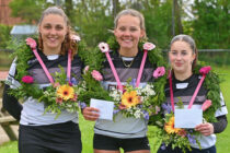 Kransen tijdens stormachtige omstandigheden voor Nathalie, Noelle en Sofie bij VVV Menaam