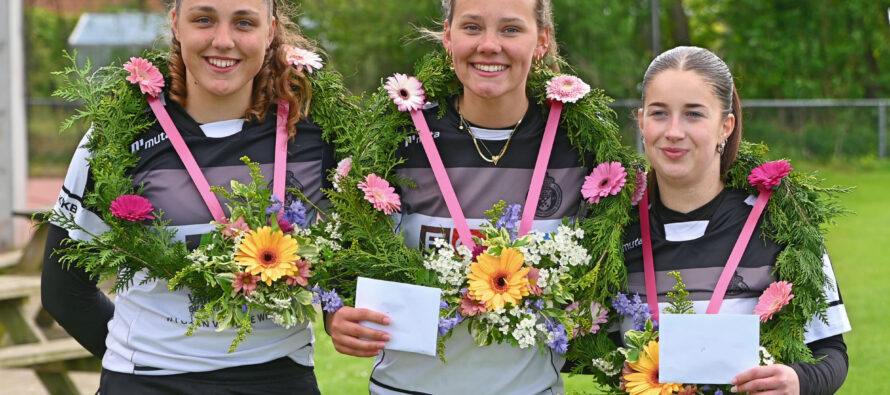 Kransen tijdens stormachtige omstandigheden voor Nathalie, Noelle en Sofie bij VVV Menaam