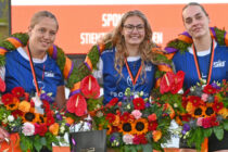 Noa Elzinga “Koningin” van de Stienzer Keatsdagen bij kaatsvereniging “De Boer” tijdens door elkaar loten.