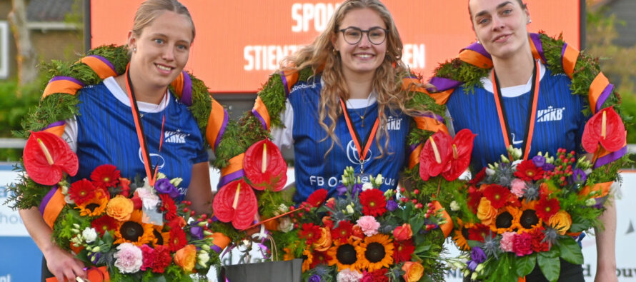 Noa Elzinga “Koningin” van de Stienzer Keatsdagen bij kaatsvereniging “De Boer” tijdens door elkaar loten.