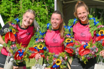 Kransen tijdens allereerste vrije formatie wedstrijd voor dames hoofdklas bij Op’e Grins voor Louise, Sjanet en Gerde