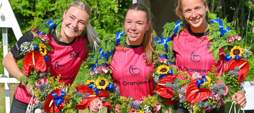 Kransen tijdens allereerste vrije formatie wedstrijd voor dames hoofdklas bij Op’e Grins voor Louise, Sjanet en Gerde