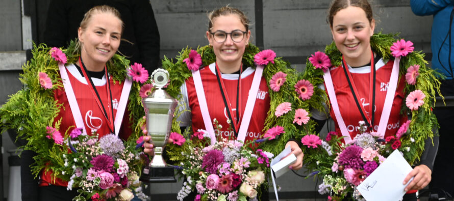 Kransen tijdens “Gouden Wilhelmina Partij” bij V.vV. Menaam voor Britt, Jeska en Noa