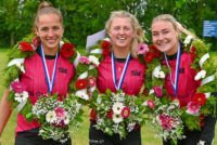 Vrije Formatie Kransen op sportcomplex “De Koekoek” bij kaatsvereniging Berlikum voor Louise, Martzen en Sjanet