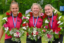 Vrije Formatie Kransen op sportcomplex “De Koekoek” bij kaatsvereniging Berlikum voor Louise, Martzen en Sjanet