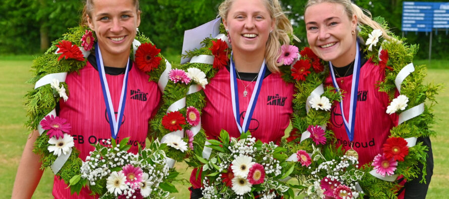 Vrije Formatie Kransen op sportcomplex “De Koekoek” bij kaatsvereniging Berlikum voor Louise, Martzen en Sjanet