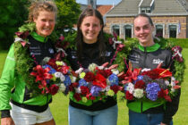 Eerste krans op de hoofdklas voor Elske van Straten samen met Iris Oosterbaan en Manon Scheepstra tijdens door elkaar loten bij Kaatvereniging “Thomas Prins” in Peasens Moddergat