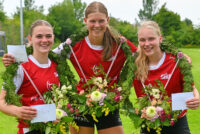 Brecht, Hendrika en Linda in de kransen onder tropische omstandigheden bij kaatsvereniging “De Twa Doarpen” in Wiuwert