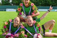 Eerste vrije formatie krans van het seizoen voor Roelie, Jeska en Manon bij kaatsvereniging “Het Noorden” in Sint Jacobiparochie