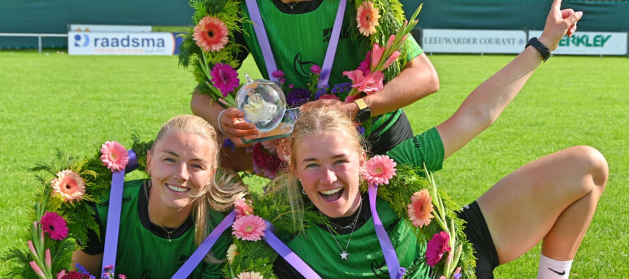 Eerste vrije formatie krans van het seizoen voor Roelie, Jeska en Manon bij kaatsvereniging “Het Noorden” in Sint Jacobiparochie