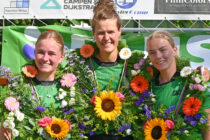 Vrije Formatie Kransen bij kaatsvereniging Cannegieter voor Roelie, Jeska en Manon