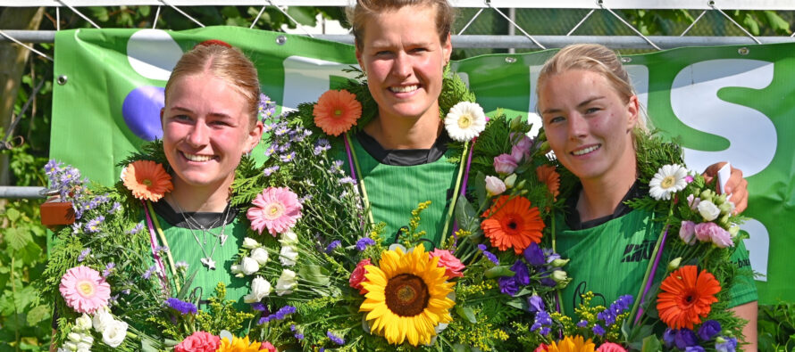 Vrije Formatie Kransen bij kaatsvereniging Cannegieter voor Roelie, Jeska en Manon