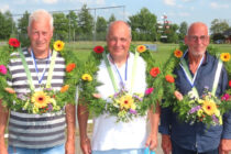 Sipke Hiemstra c.s. eerste in heren 50+ B-klasse Sint JacoparochieTien parturen deden in Sint Jacobiparochie mee aan de 50+ wedstrijd voor heren in de B-klasse. In de finale kwamen tegen elkaar Marcus Elzinga (Bitgummole),
