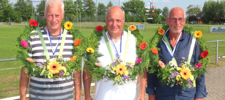 Sipke Hiemstra c.s. eerste in heren 50+ B-klasse Sint JacoparochieTien parturen deden in Sint Jacobiparochie mee aan de 50+ wedstrijd voor heren in de B-klasse. In de finale kwamen tegen elkaar Marcus Elzinga (Bitgummole),