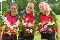 Kransen tijdens vrije formatie op sportpark “De Hege Walden” voor Louise, Sjanet en Martzen