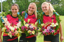 Kransen tijdens vrije formatie op sportpark “De Hege Walden” voor Louise, Sjanet en Martzen