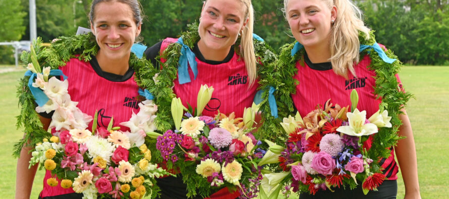Kransen tijdens vrije formatie op sportpark “De Hege Walden” voor Louise, Sjanet en Martzen