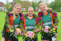 Eerste afdelingskransen van het seizoen voor V.v.V “Sjirk de Wal” uit Dronrijp met Iris, Lisanne en Senne