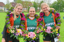 Eerste afdelingskransen van het seizoen voor V.v.V “Sjirk de Wal” uit Dronrijp met Iris, Lisanne en Senne