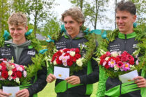 Kransen tijdens stormachtige Junioren Competitie wedstrijd in Broeksterwald voor Karst, Silvan en Rink