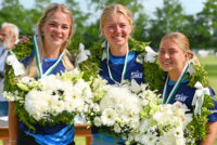 Iris,Lisanne en Senne in de kransen tijdens door elkaar loten bij K.V. Warber Bliuwe te Moarre-Ljussens