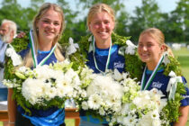 Iris,Lisanne en Senne in de kransen tijdens door elkaar loten bij K.V. Warber Bliuwe te Moarre-Ljussens