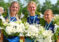 Iris,Lisanne en Senne in de kransen tijdens door elkaar loten bij K.V. Warber Bliuwe te Moarre-Ljussens